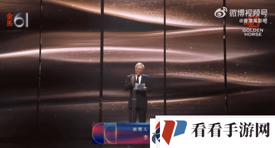 李安为郑佩佩颁发金马终身成就奖:一代女侠、一位好演员、更是善良的好人 李安为郑佩佩颁发金马终身成就奖:一代女侠、一位好演员、更是善良的好人