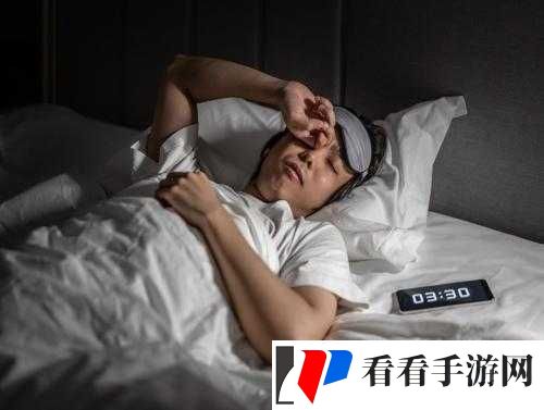 男子深夜睡不着想看东西