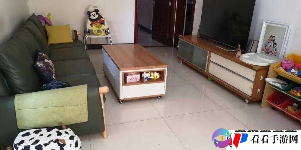 几个装修工人把我压在茶几
