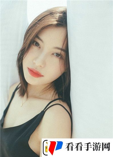 女被 c 扒衣服种草莓震惊全网，网友：这是什么荒唐行为！