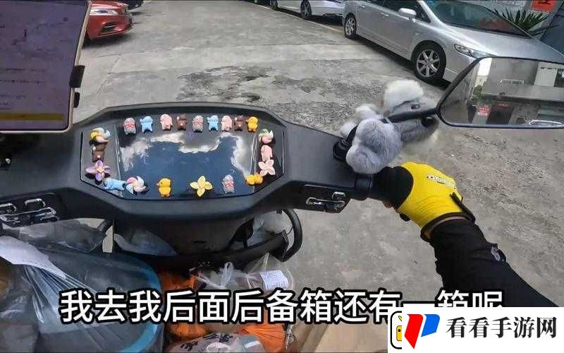 男子因与外卖小哥纠纷竟把对方外卖箱塞进自己车后备箱