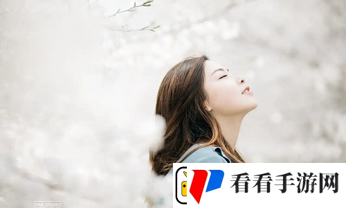 一边下奶一吃敷视频好几个人