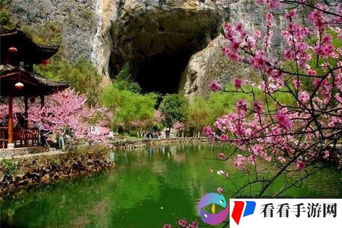 桃花源洞口芳草萋萋美景如画
