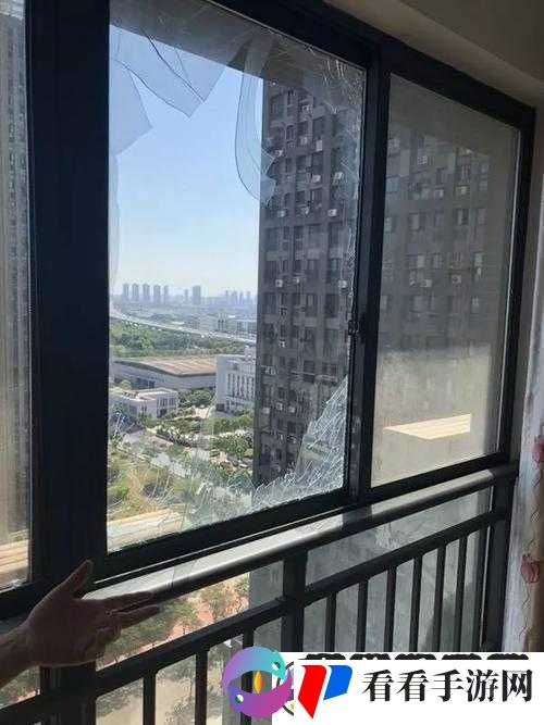 被压到落地玻璃窗前的惊险瞬间