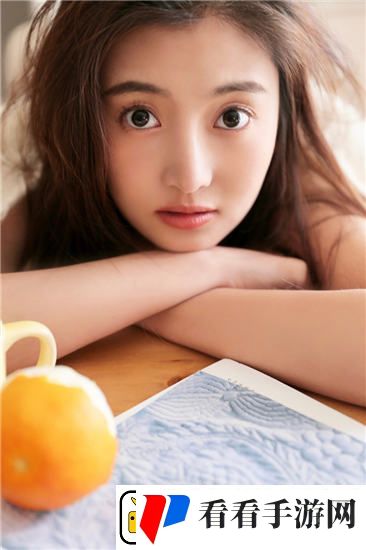 女班长被 c 扒衣服视频震撼曝光，网友：现场震惊，网络暴力令人心碎！