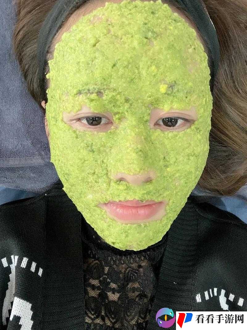 一边摸上面一边敷面膜：独特护肤体验背后的故事
