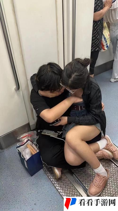 男子与女子私密视频流出
