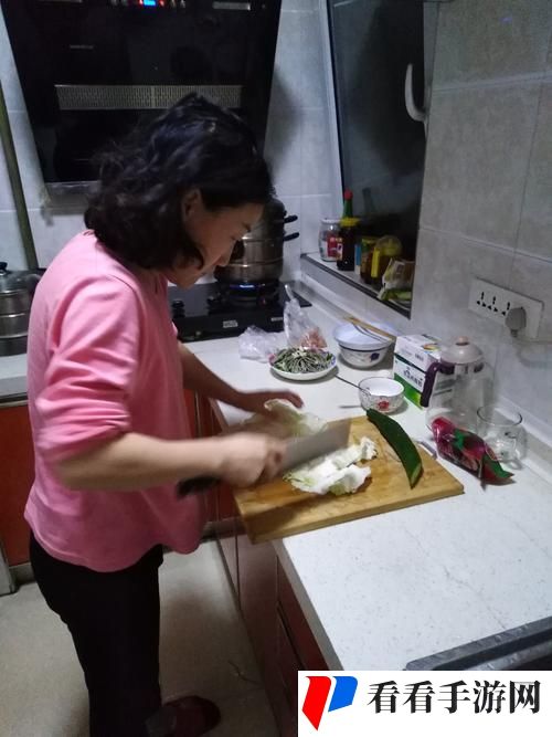 中午妈妈在厨房做饭