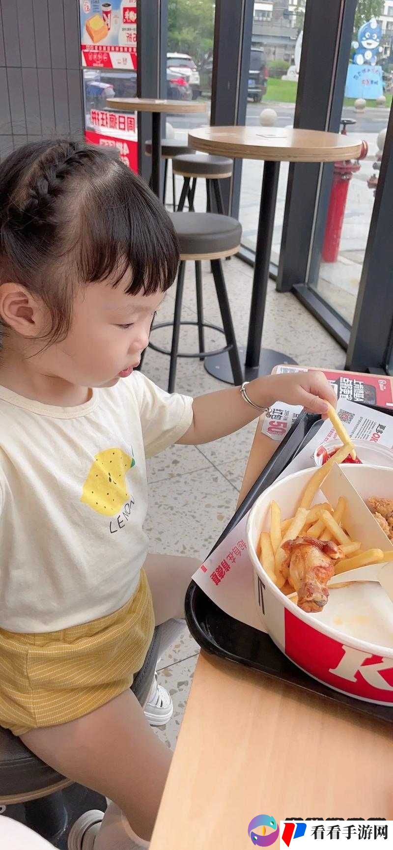 一小孩半夜神秘喂女生吃困吧引众人好奇