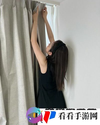 几个装修工人把我压在茶几上