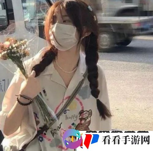 中午妈妈在厨房做饭，陪伴就是爱！网友：家的幸福就是妈**味道！