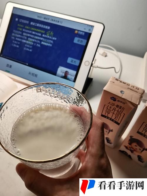 小洞饿了要喝牛奶