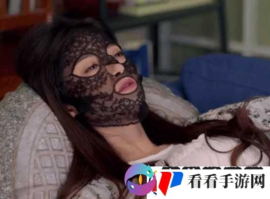 一边摸一边敷面膜