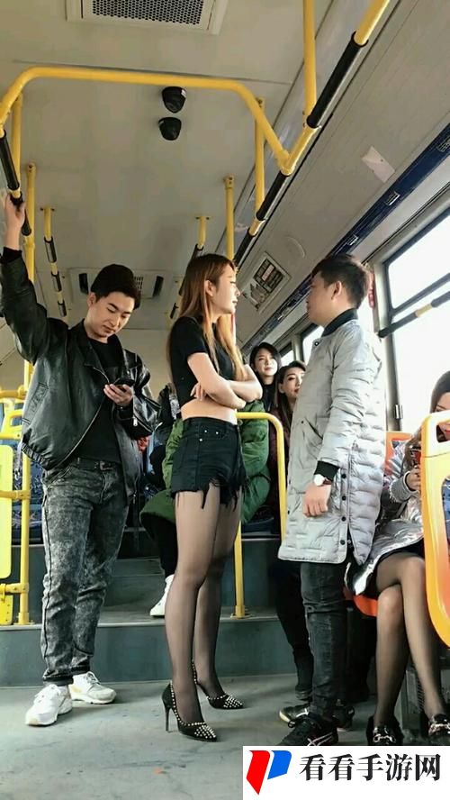 少妇公车上迎合我进入