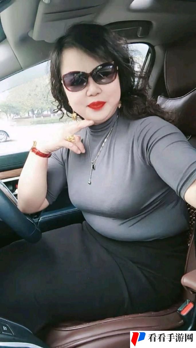 五十岁魅力依旧的岳女士