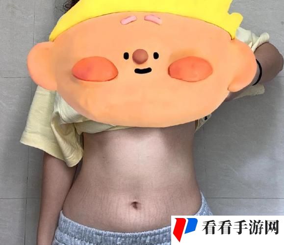 肚皮被顶的一鼓一鼓的