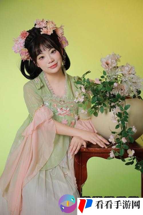 婀娜少女羞岁月无忧愁云裳：青春风华正茂诗意无限
