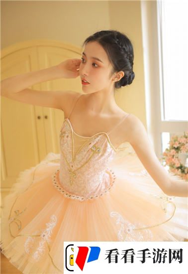 女被 c 偷看黄扒衣服洗澡引发热议，网友：揭露了隐私暴力的真实面貌！