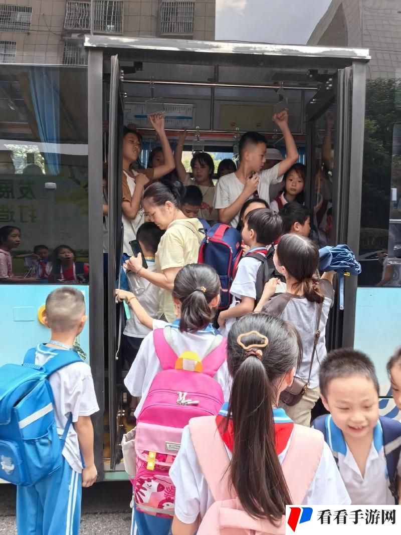公交车上C了两个小学生