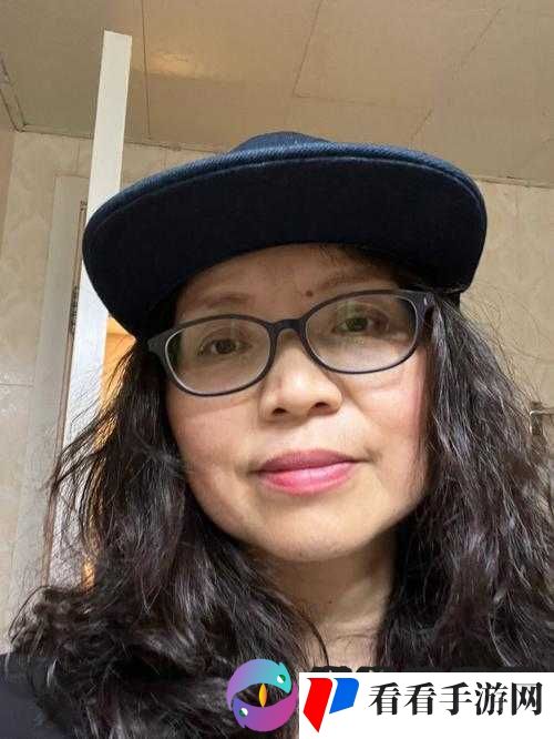 一名老年女性正在进行**行为