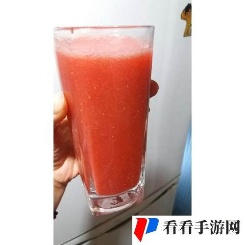 将草莓放在小洞里榨草莓汁可以吗