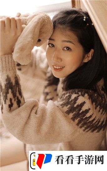 女人被 c 抓衣服网站引爆网络，网友评论：关注度飙升，深刻讨论！