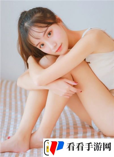 女被 c 扒衣服种草莓引发热议，网友爆料：曝光细节令人难以置信！