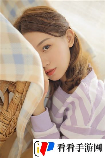 女被 c 黄扒衣服91引发热议，网友讨论：问题背后隐藏的真相曝光！