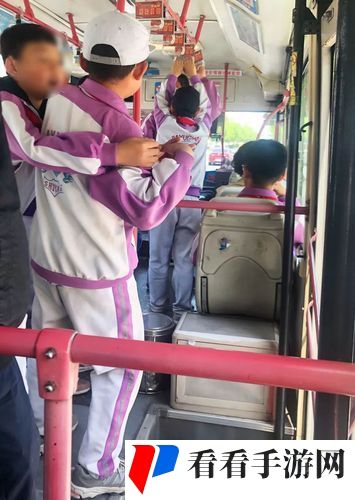 公交车上C了两个小学生