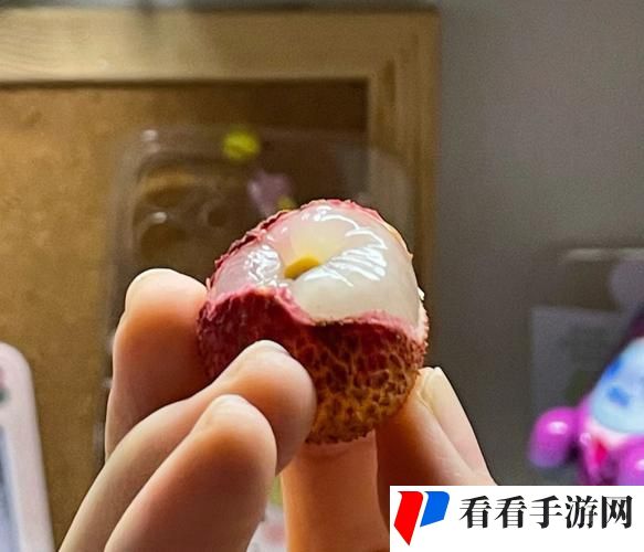 已经塞了八颗荔枝了窦寇儿