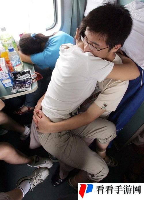 男女在亲密接触过程中一边摸一揉很爽