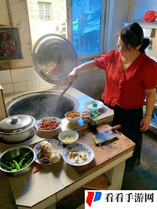老赵抱着儿媳在厨房做饭